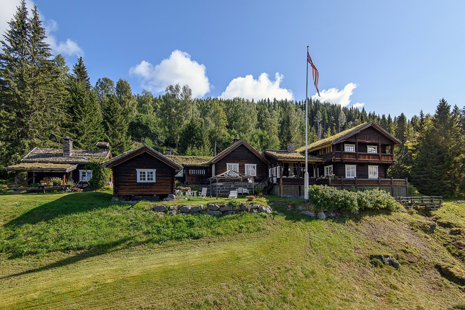 Fjellstadvegen 83 er en sjarmerende eiendom som kombinerer tradisjonell byggeskikk med moderne komfort. Galleribilde
