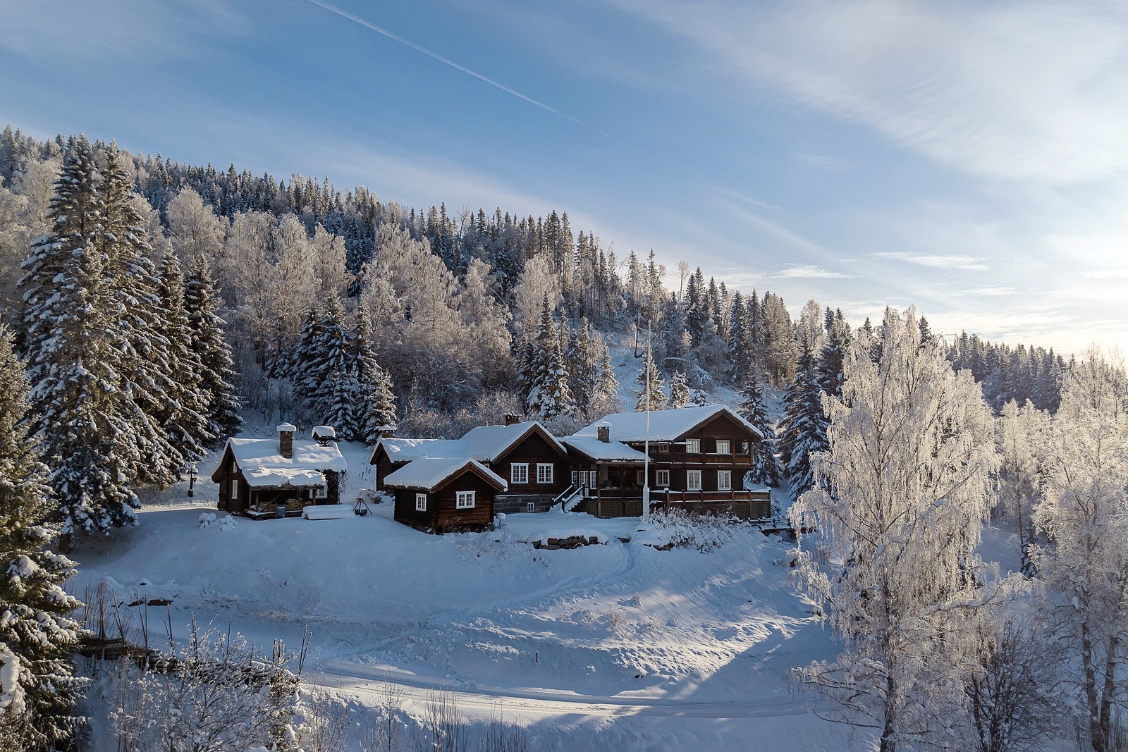 DNB Eiendom v/Terje Hauan har gleden av å presentere boligeiendommen Høgset, Fjellstadvegen 83 ! Solrik utsiktseiendom beliggende ca 560 moh i midtre del av Hafjell, rett sør for alpinbakkene. Galleribilde
