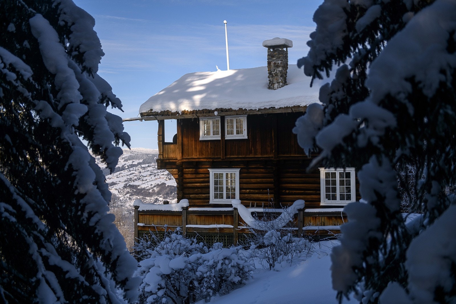 Bygningene stammer fra ulike steder i Gudbrandsdalen og gir eiendommen et unikt og historisk preg. Galleribilde
