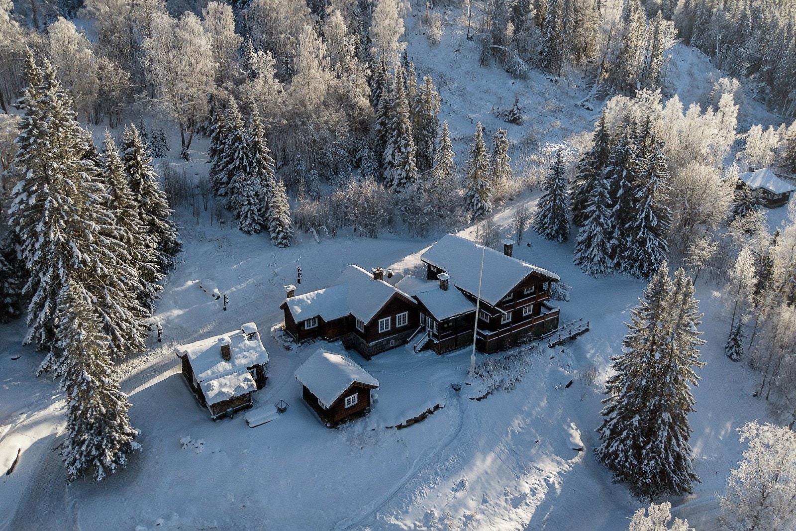 Bygningene stammer fra ulike steder i Gudbrandsdalen og gir eiendommen et unikt og historisk preg. Galleribilde