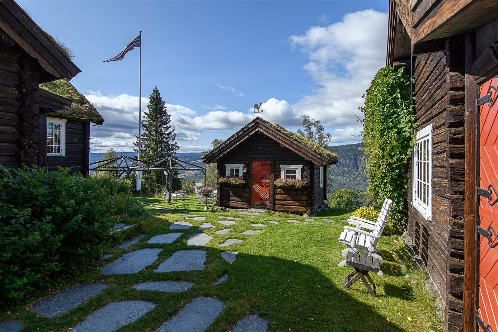 Annekset mot sør ble oppført i 1993 og har et bruksareal på 18 m², fordelt på stue/soverom og bad. Galleribilde