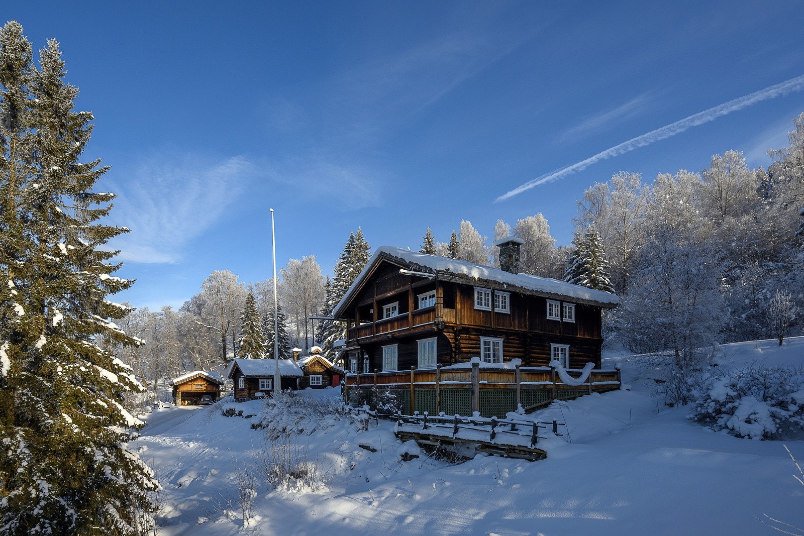 Meget unik og sjarmerende eiendom. Store deler av bygningsmassen består av eldre bygg som er flyttet til tomten over flere år. Bygningene stammer fra ulike steder i Gudbrandsdalen og Østerdalen, og gir eiendommen et unikt og historisk preg Galleribilde