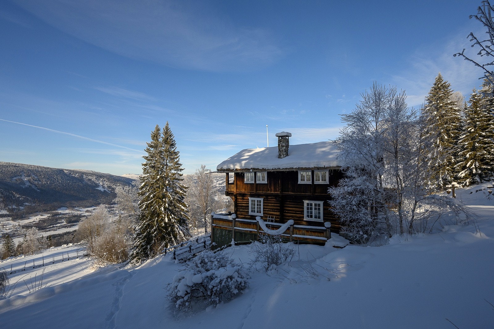 Fra Eiendommen er det flott utsikt direkte over til Fakkelmannen. Galleribilde