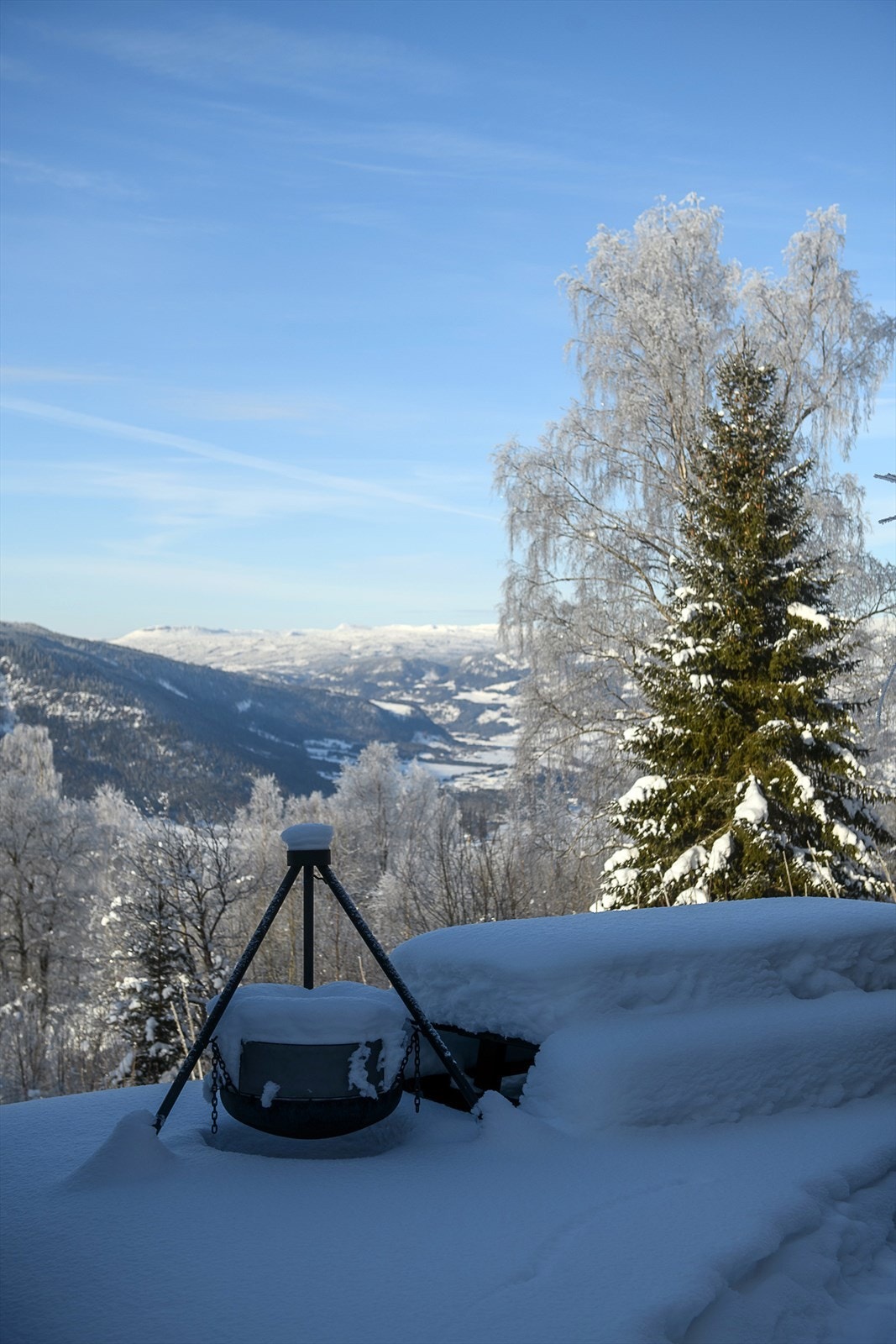 Fyr opp i bålpannen og nyt den vakre utsikten mot Gudbrandsdalen i fredelige omgivelser. Galleribilde