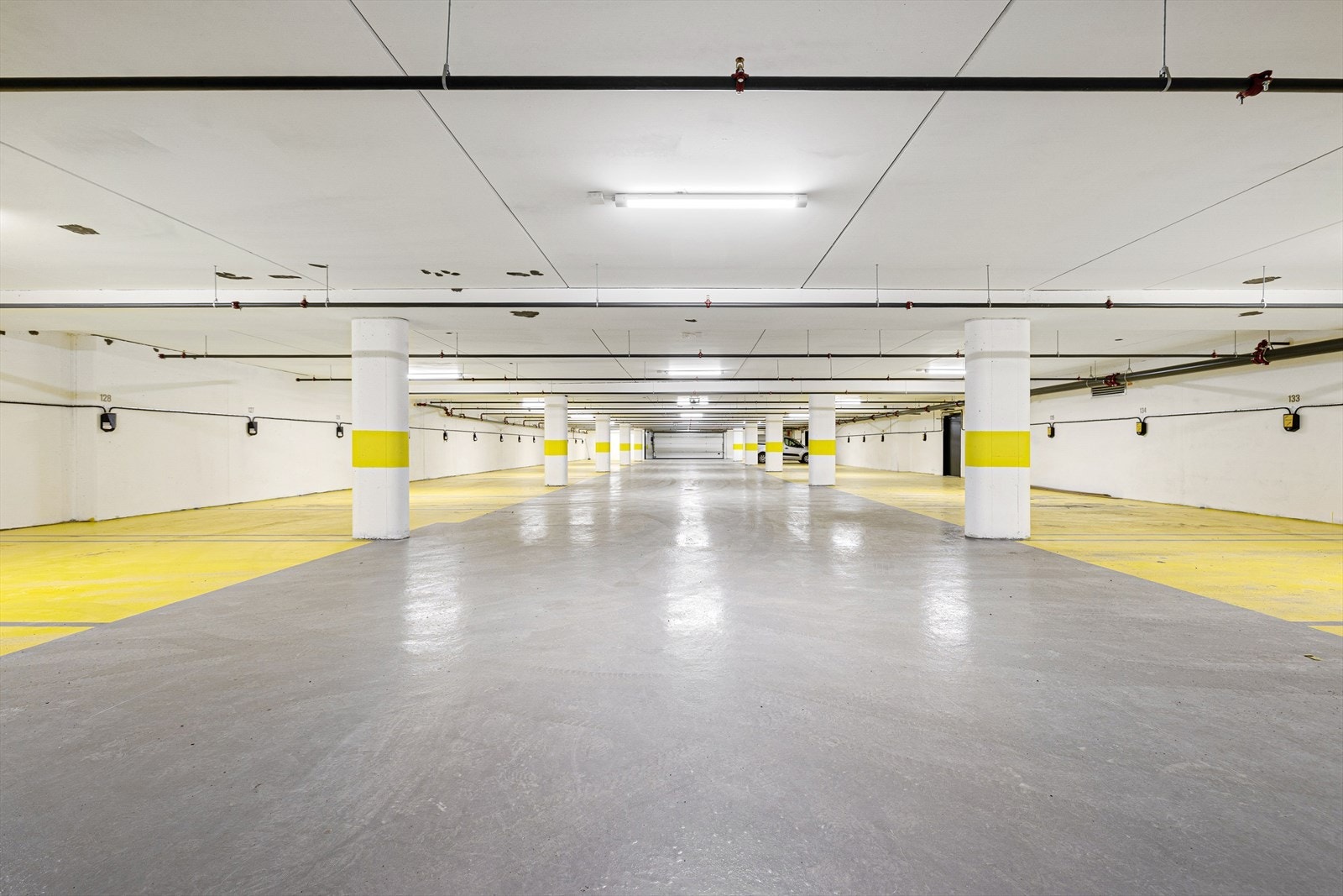 Oppvarmet parkeringskjeller i bygget gir enkel og komfortabel parkering med direkte adkomst. P-plass leies gjennom borettslaget. Galleribilde