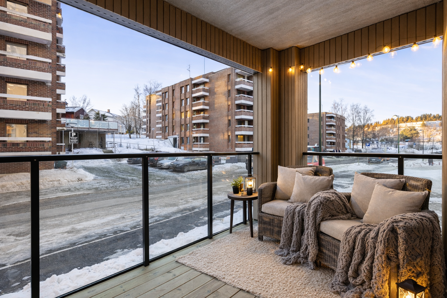 Fra stuen er det direkte adkomst til balkong på ca. 6 m², her digitalt møblert for å vise hvordan uteplassen kan innredes til hyggelige stunder. Galleribilde