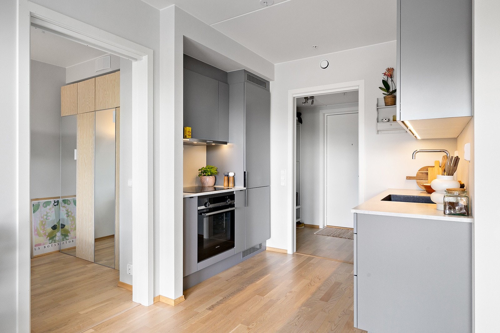 Godt med skap -og skuffeplass på kjøkkenet. Galleribilde