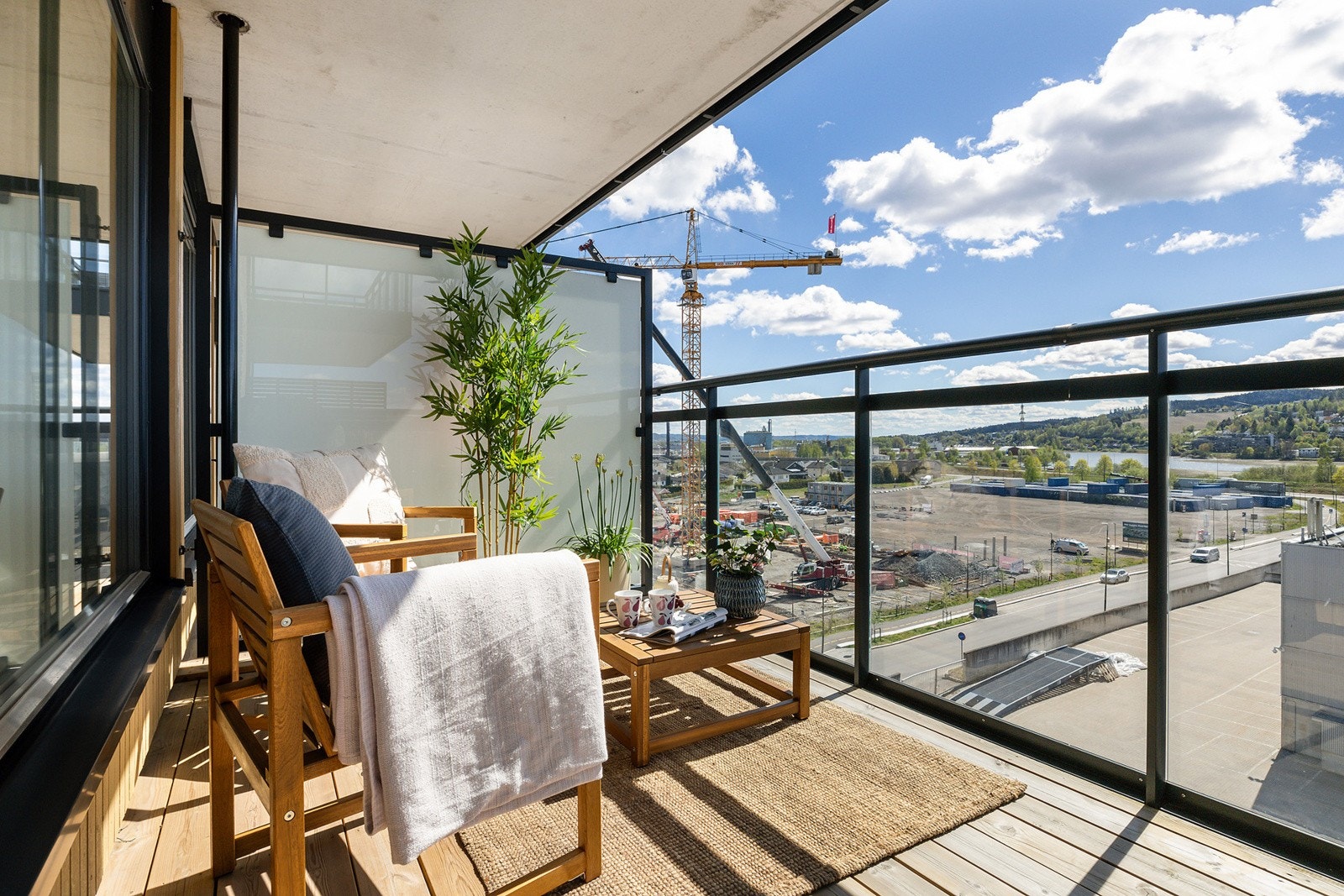 En flott 2-roms andelsleilighet beliggende i boligblokkens 7. etasje med solrik vestvendt balkong på 7,3m². Galleribilde