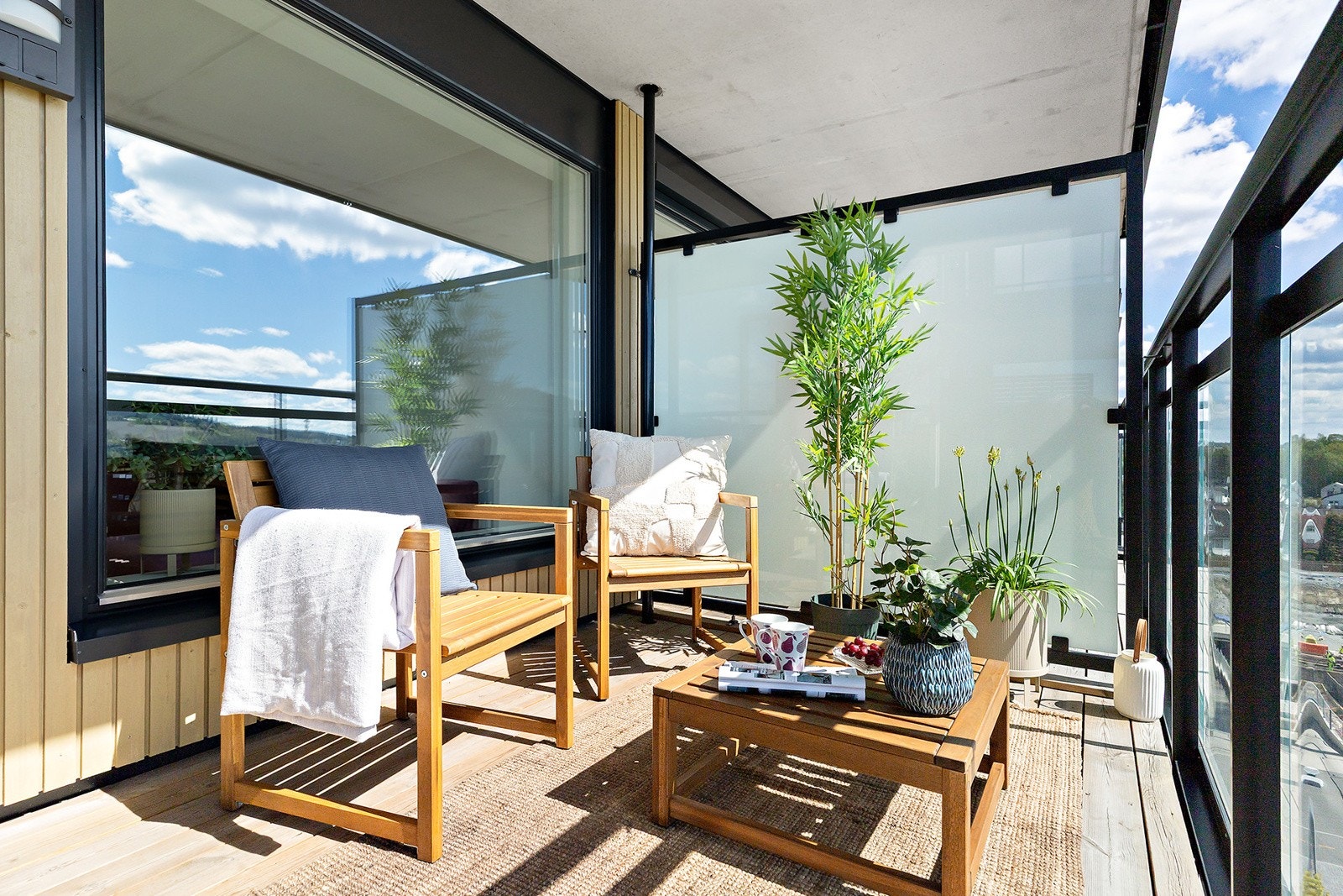 God plass til utemøbler og grill på balkongen. Galleribilde