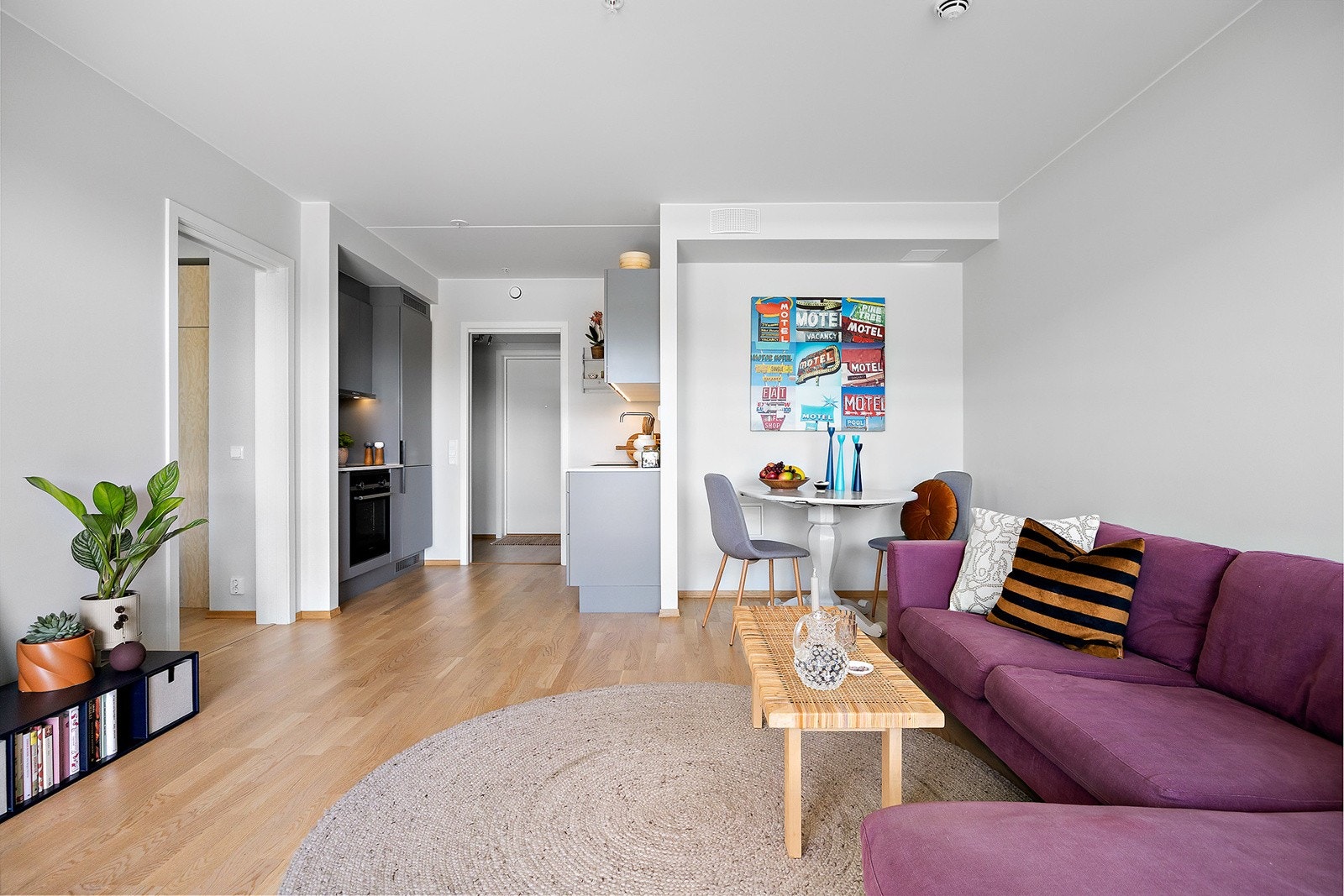 Stuen har god plass til sofagruppe, mediebenk og spisebord. Galleribilde