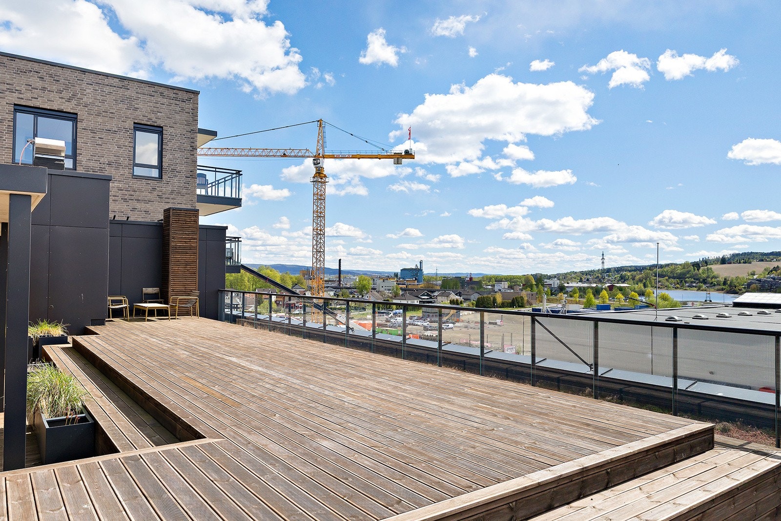 Stor takterrasse med gode solforhold og flott utsikt. Galleribilde