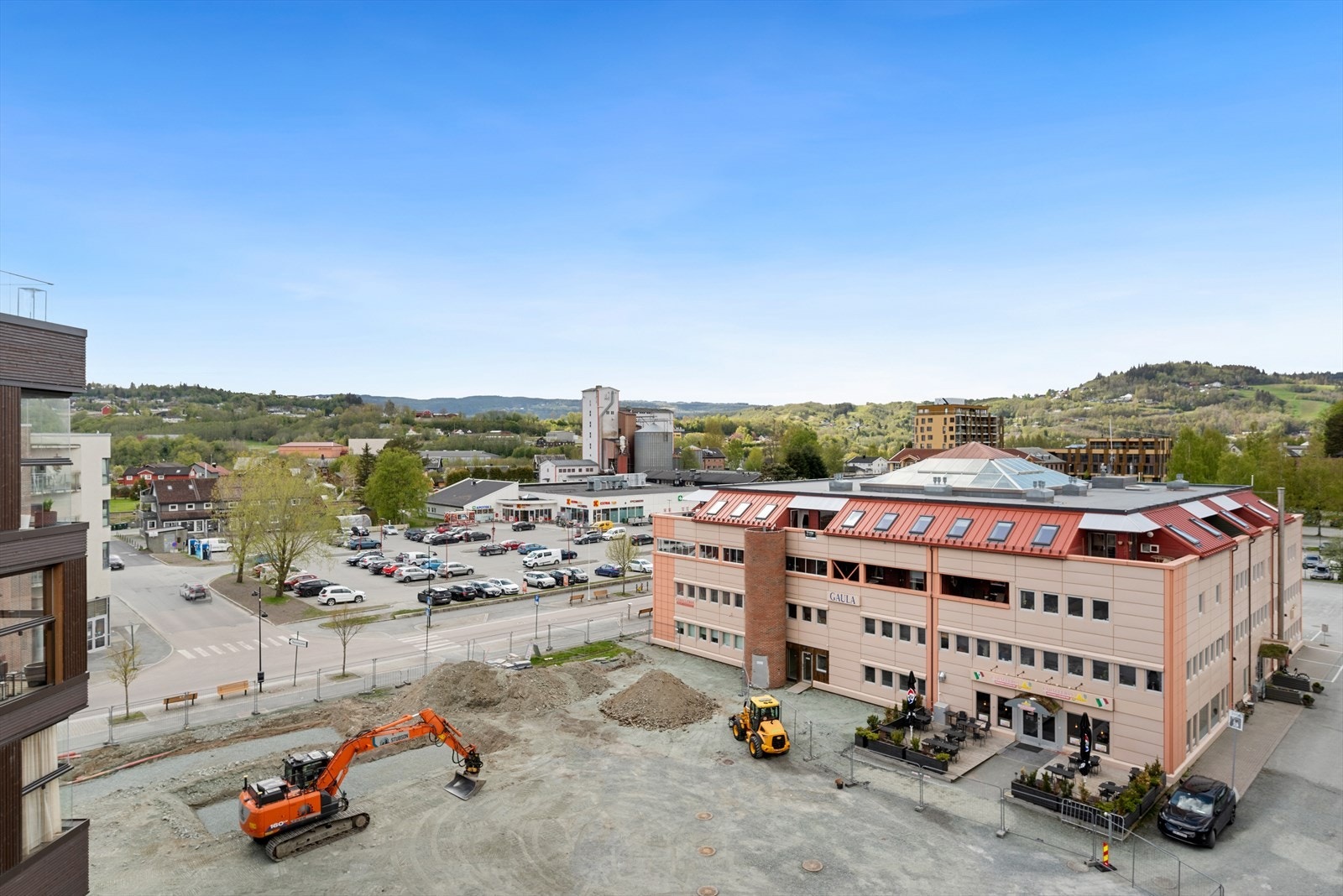 Nyt en kopp kaffe sammen med denne flotte utsikten mot vest, fra leilighetens balkong! Her kan kveldssola nytes til sent på kvelden. Parken utenfor ferdigstilles ila. 2026. Galleribilde