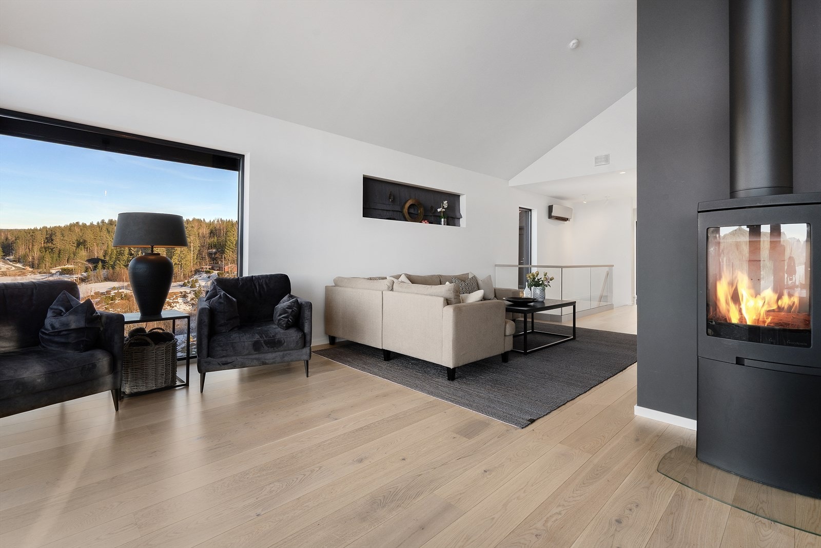 De store vindusflatene slipper inn godt med lys og gjør at rommet en flott romfølelse, stuen har i tillegg dimbare downlights som skaper den rette belysningen. Galleribilde