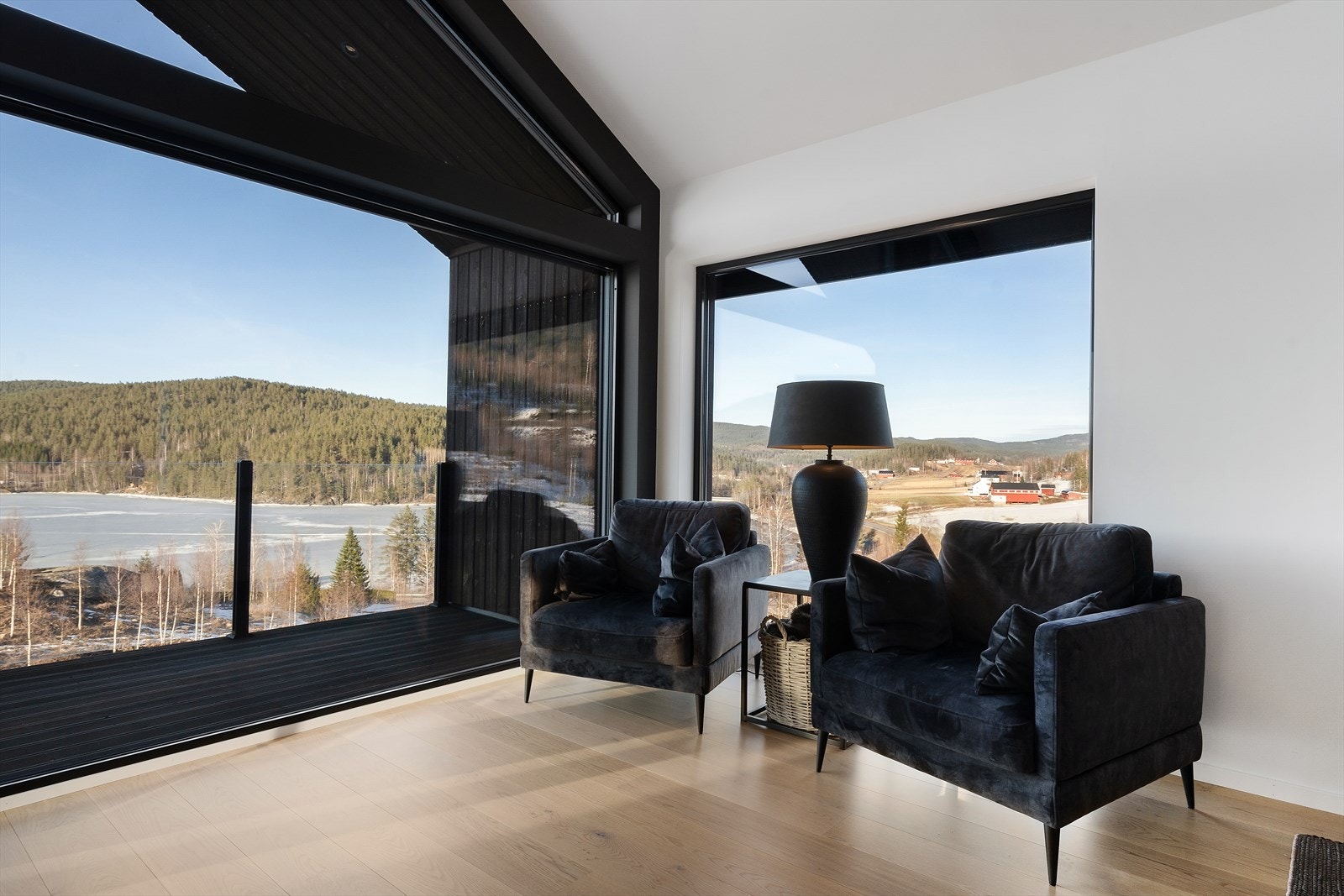 Stuen har arkitektoniske vindusflater som strekker seg fra gulv til tak. Galleribilde