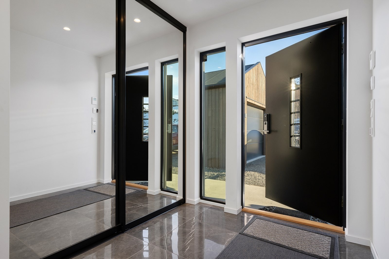 Velkommen inn til en lys og romslig flislagt hall med varmekabler. Galleribilde