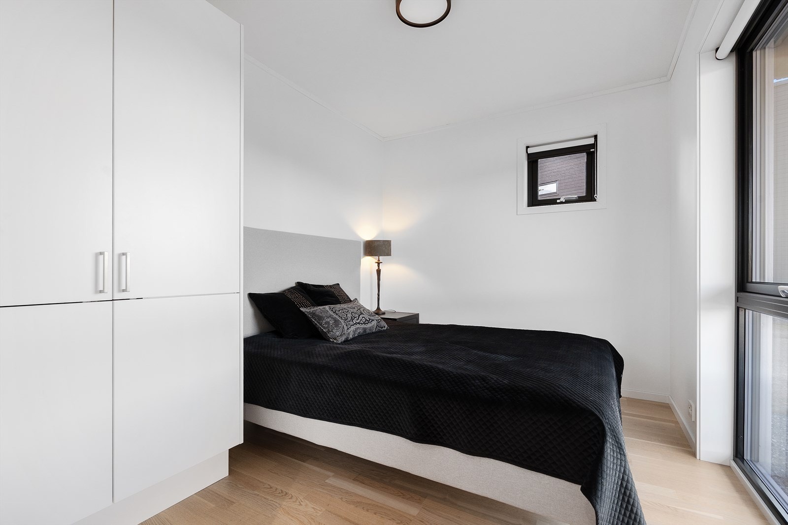 Boligen har fire soverom med 3 soverom som ligger samlet i underetasjen og hovedsoverommet er i 1.etasje. Galleribilde