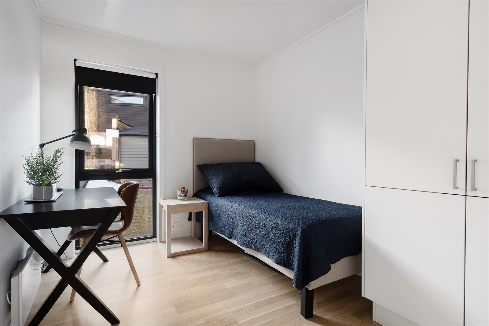 Det er tre romslige soverom i underetasjen som er perfekte som barnerom, gjesterom eller kontor. Galleribilde