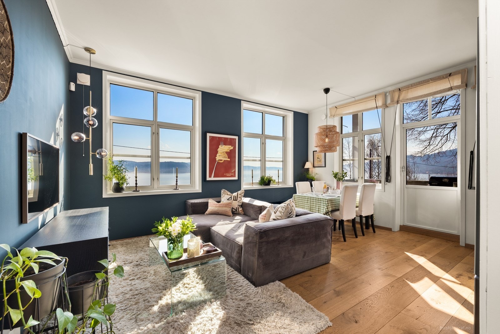 Den åpne stuen har en imponerende takhøyde på 2,90 meter og vannbåren varme i gulvet, som gir en luftig og behagelig atmosfære. Galleribilde