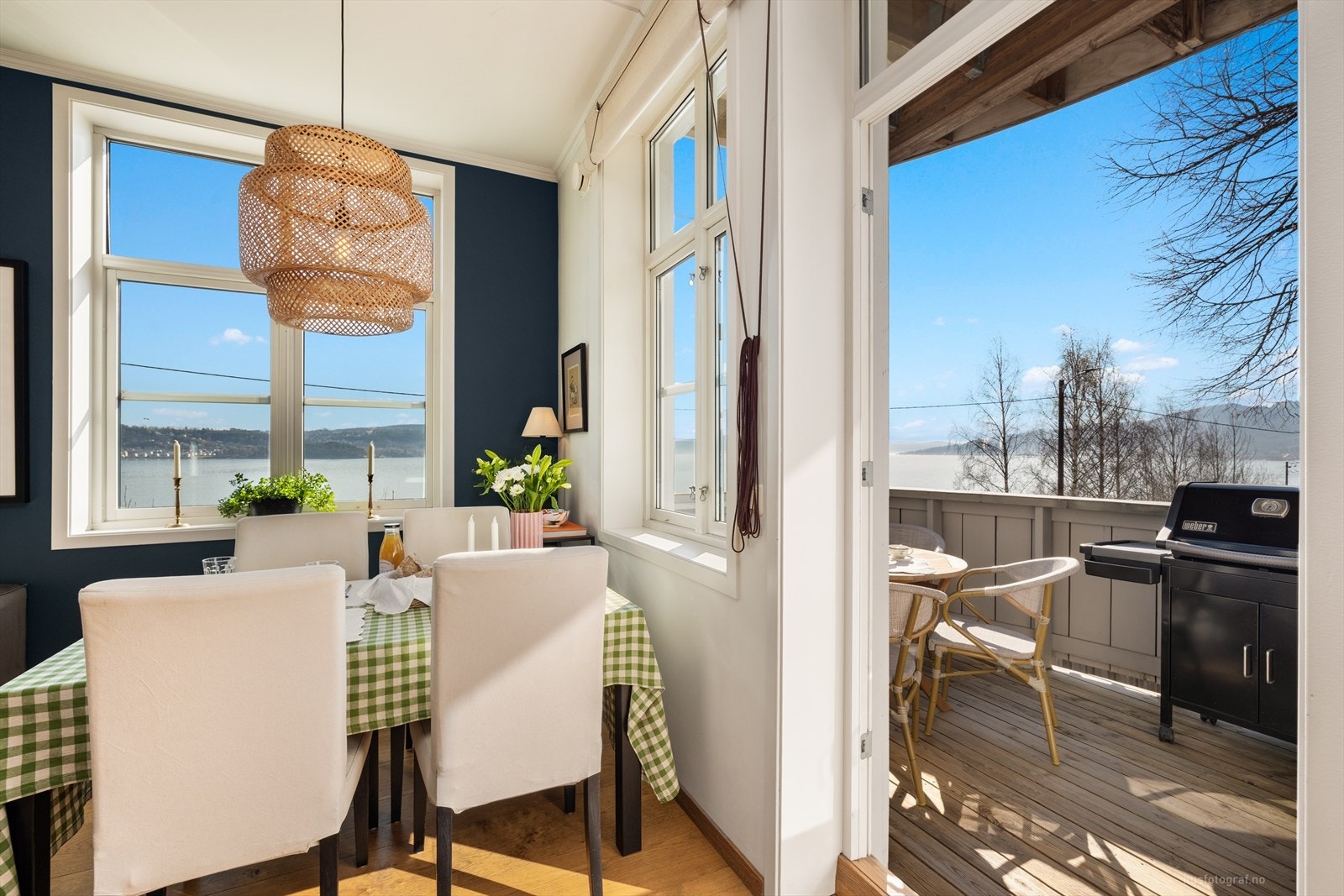 Fra spisestuen er det utgang til den private terrassen. Galleribilde