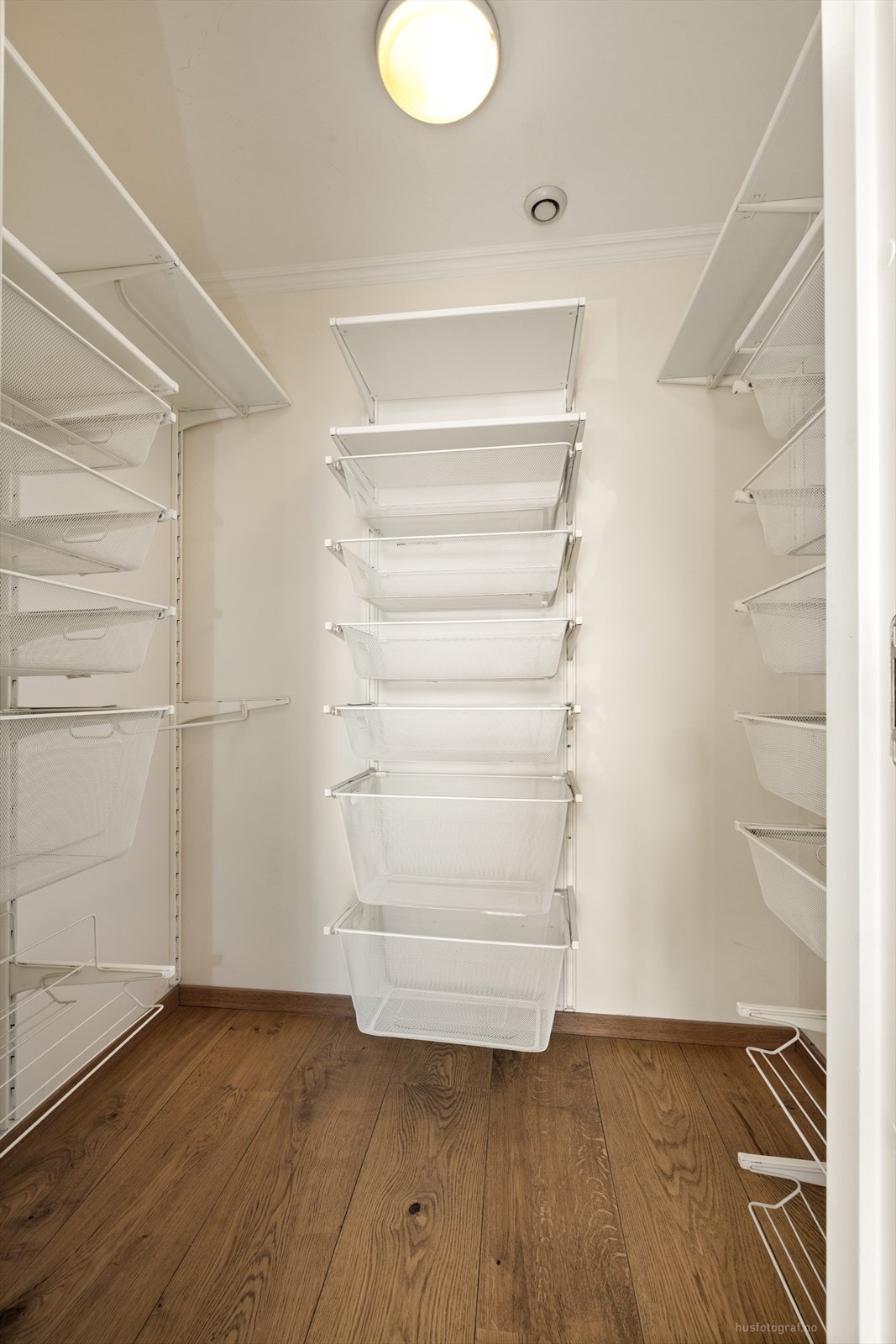 Leiligheten har en praktisk innvendig bod/ walkin garderobe for ekstra oppbevaring, i tillegg til en bod i kjelleren. Galleribilde