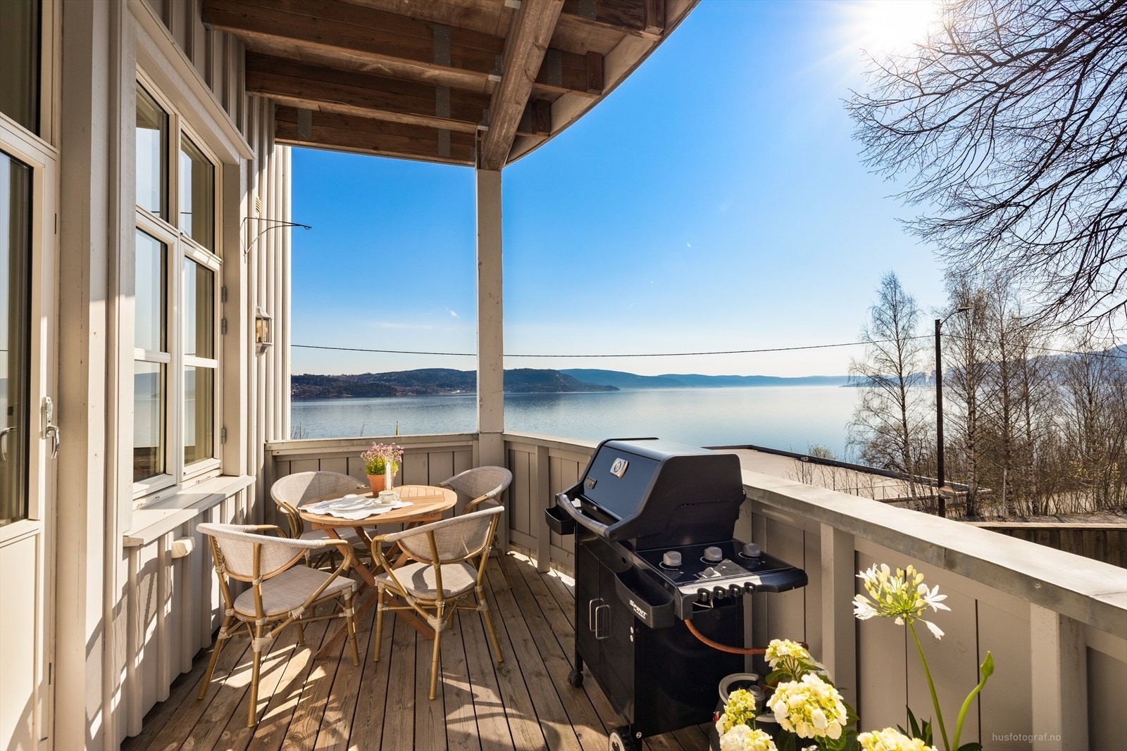 Terrassen er oppført i trekonstruksjon og har god plass til både sittegruppe og grill. Galleribilde