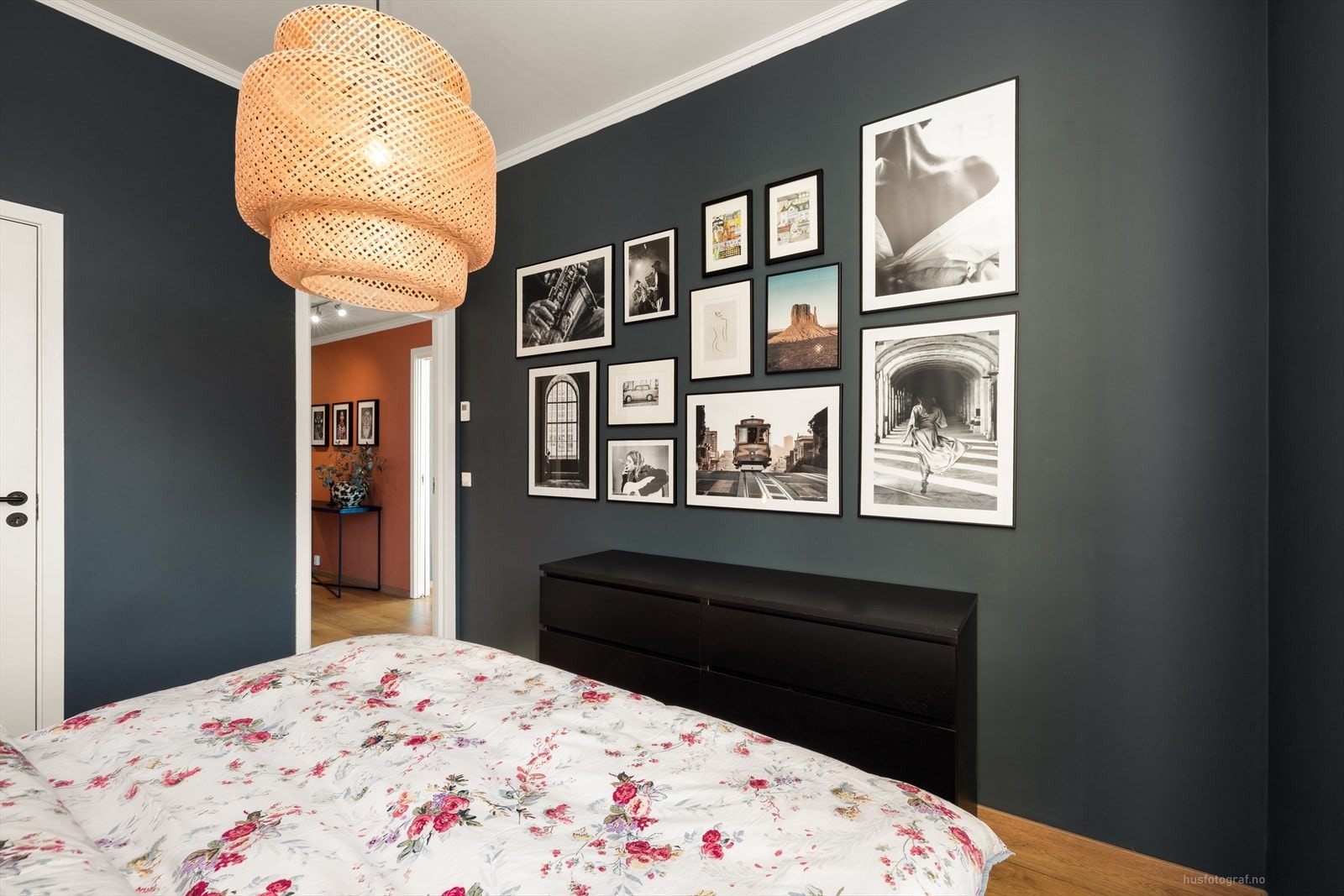 Rommet har parkett på gulv og malte veggflater, med plass til en romslig kommode. Videre forbindelse til walkin-garderobe/ bod. Galleribilde