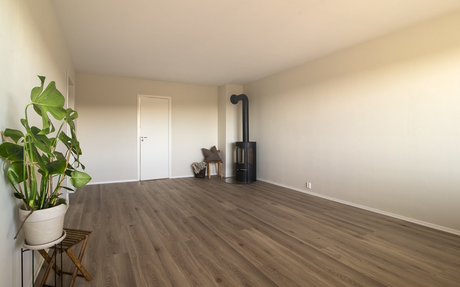 Lys og innbydende stue med god plass til både stor sofa og spisebord. Ny gulv og overflater fra 2026. Leiligheten er innflyttingsklar og har en effektiv planløsning som gir god plassutnyttelse og en romslig følelse. Galleribilde