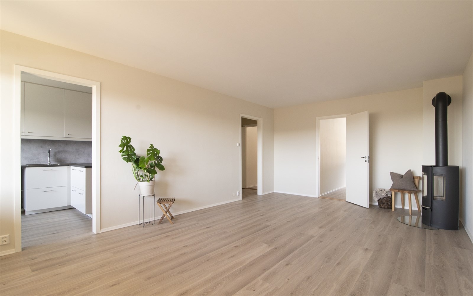 Denne stuen kan du innrede etter egen smak og behov. Stuen er romslig og har gode møbleringsmuligheter. Galleribilde
