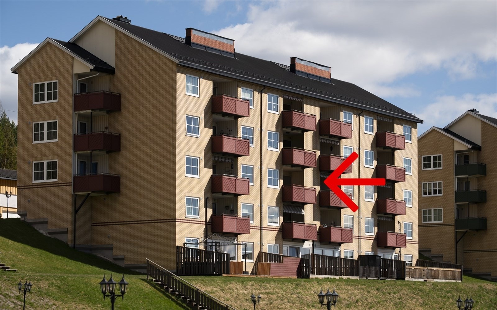 Leiligheten ligger en halvtrapp opp, men høyt over bakkeplan. Galleribilde