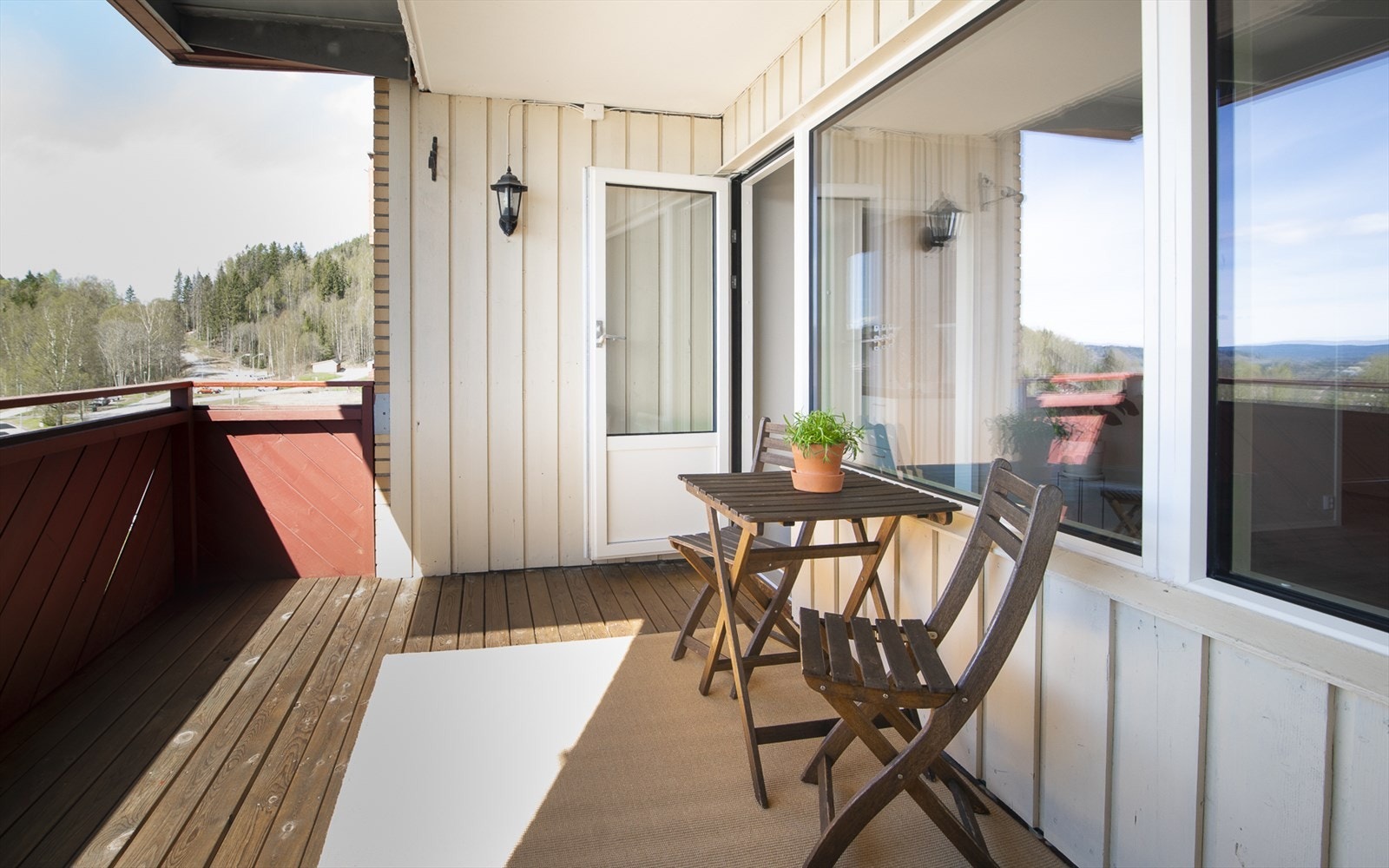 Leiligheten har fine solforhold med sol fra ettermiddag til kveld. Galleribilde