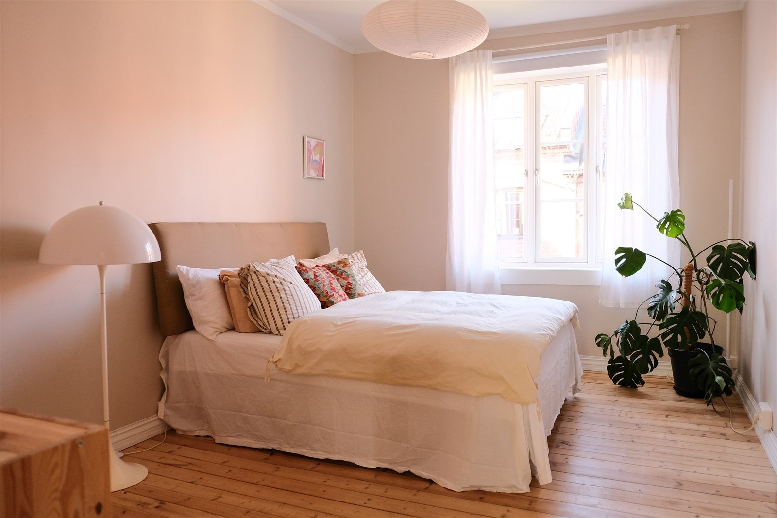 Svært romslig og luftig soverom på ca. 16 m² med hyggelig utsyn inn mot indre gård. Galleribilde