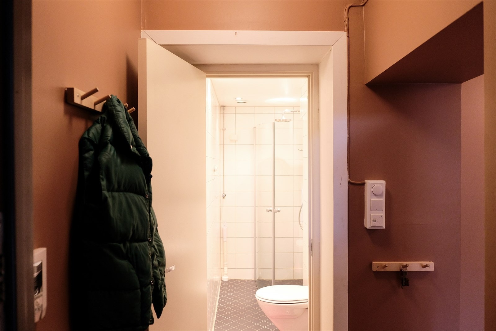 Du ønskes velkommen i en lys og romslig entré med adkomst til baderom og resten av boligen. Galleribilde