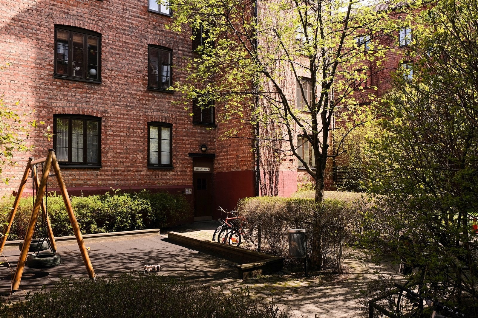 Borettslaget har i tillegg i gårdsrommet et flott utekjøkken med felles grill og uteplass. Galleribilde