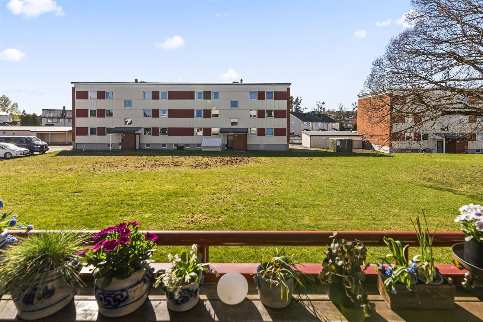 Utsikt fra balkongen mot borettslagets fellesområder. Galleribilde