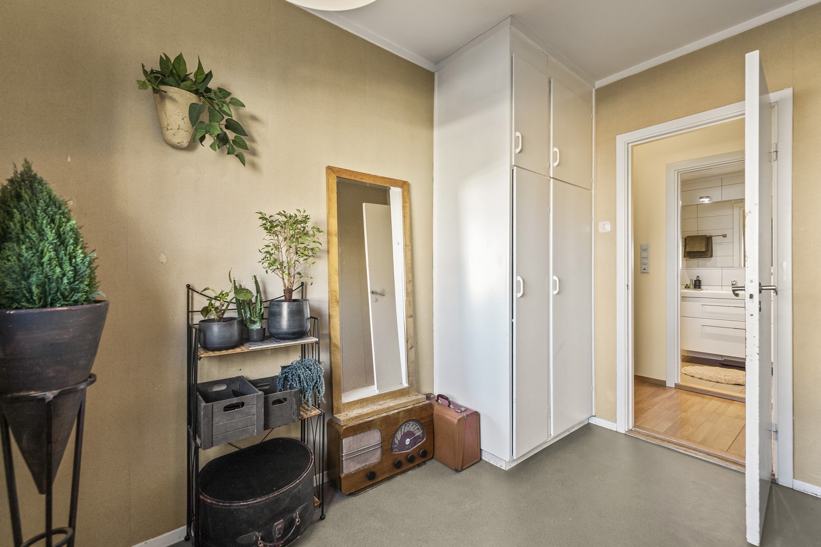 Også dette rommet har plassbygde garderobeskap. Galleribilde