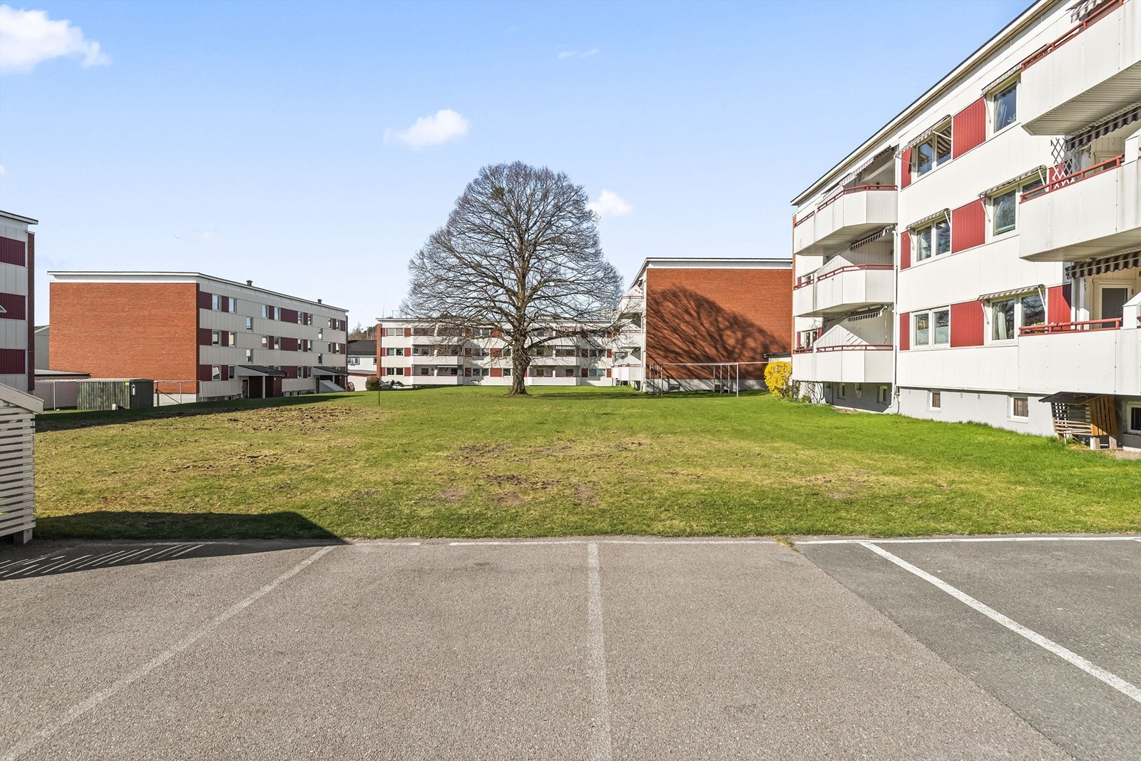 Borettslaget har flere anviste parkeringsplasser og store felles grøntområder. Galleribilde
