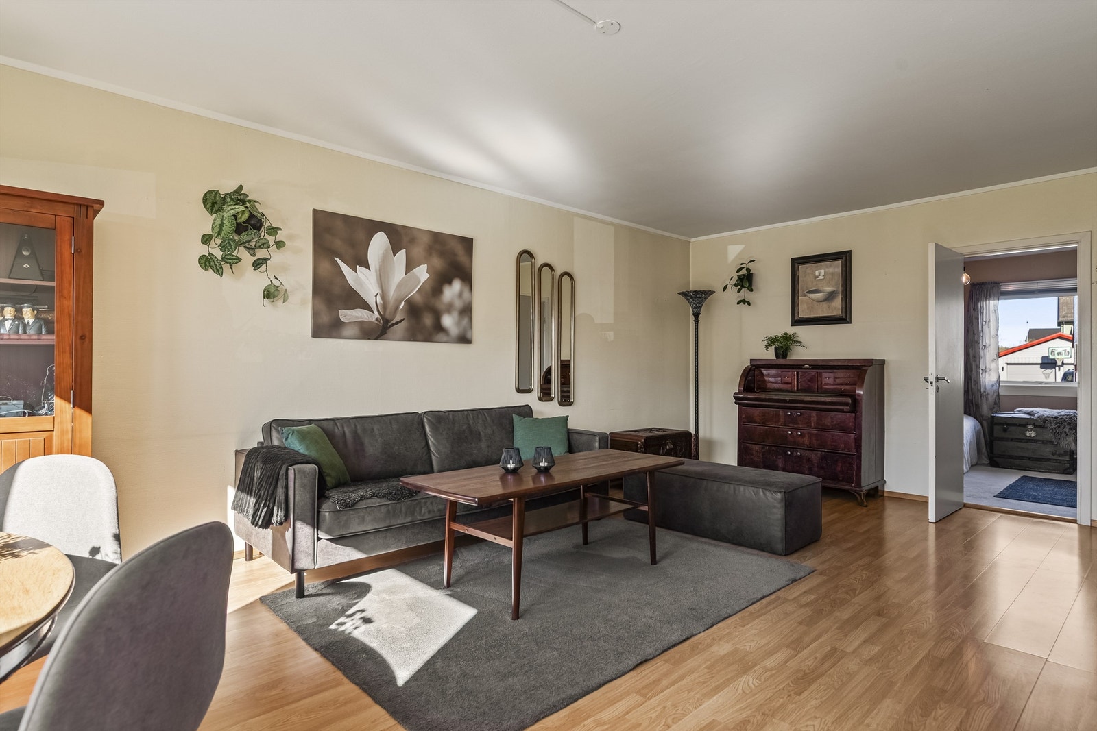 Stuen har laminatgulv og god plass til både sofagruppe og spisebord. Galleribilde