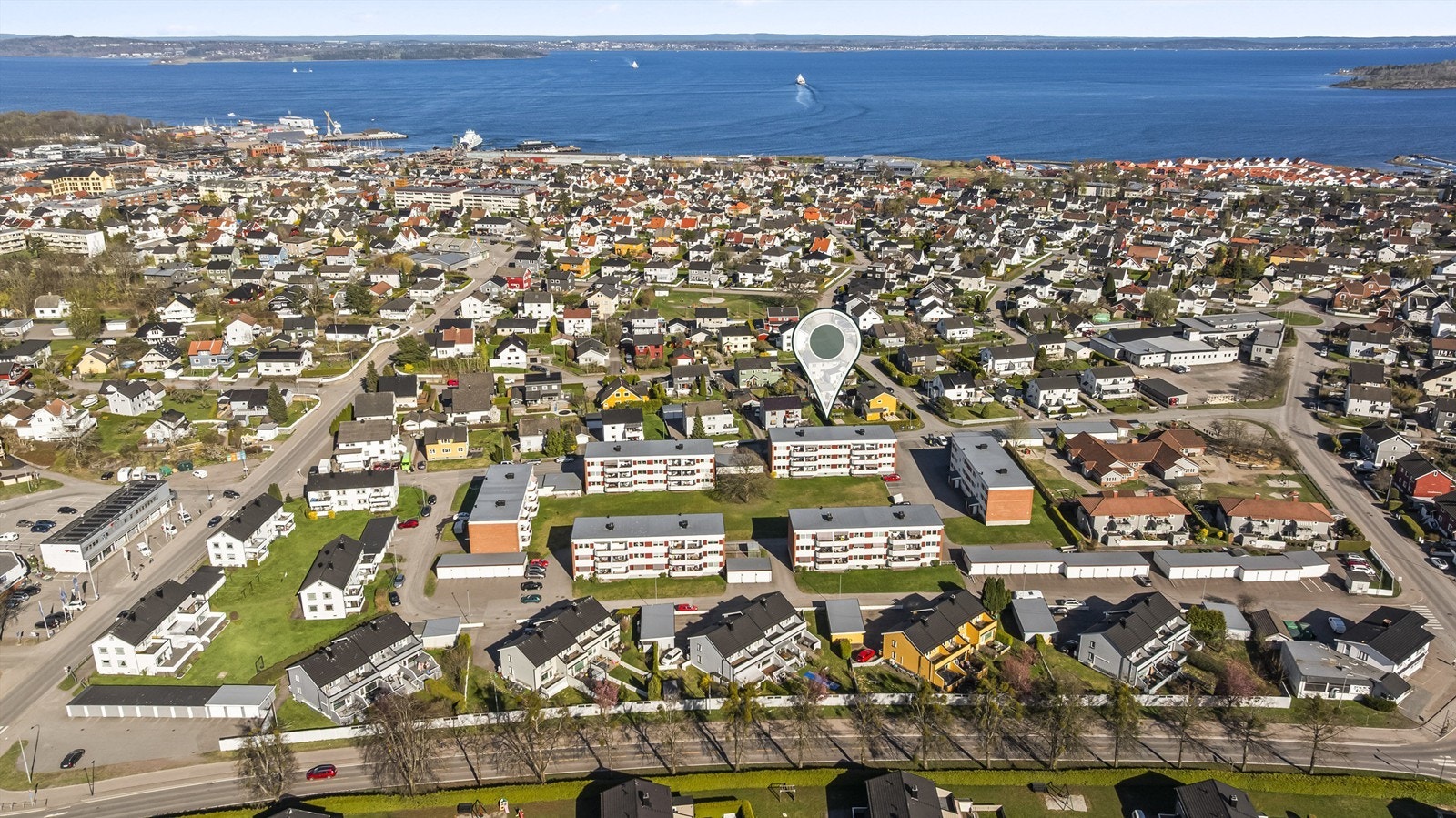 Fra leiligheten er det gangavstand til sjøen, sentrum og servicetilbud. Galleribilde