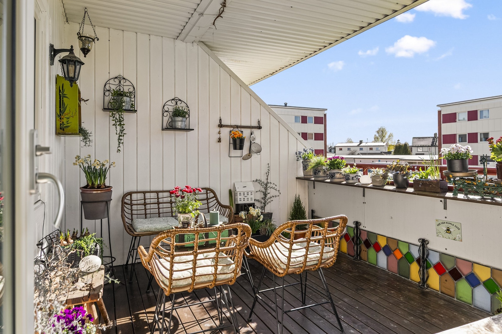 Velkommen til denne gjennomgående leiligheten! Fra stuen er det utgang til en romslig, vestvendt balkong med god plass til en sittegruppe. Foto: FOTOGRAF MAGIK Galleribilde