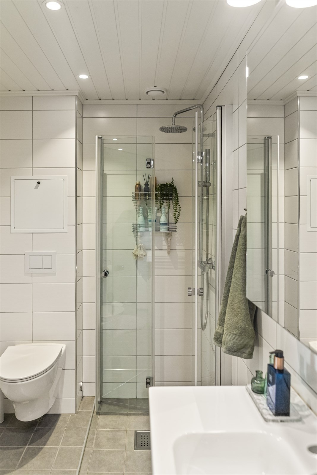 Himlingen består av malte plater med downlights. Galleribilde
