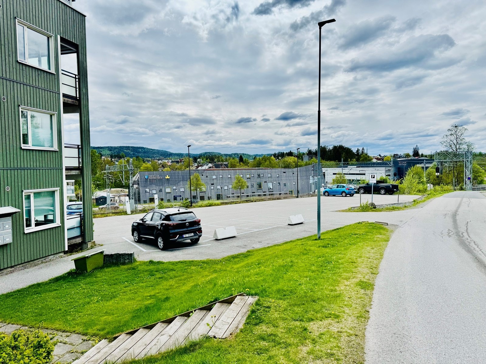 Til leiligheten følger det også en utendørs parkeringsplass merket med nummer 7 . Galleribilde