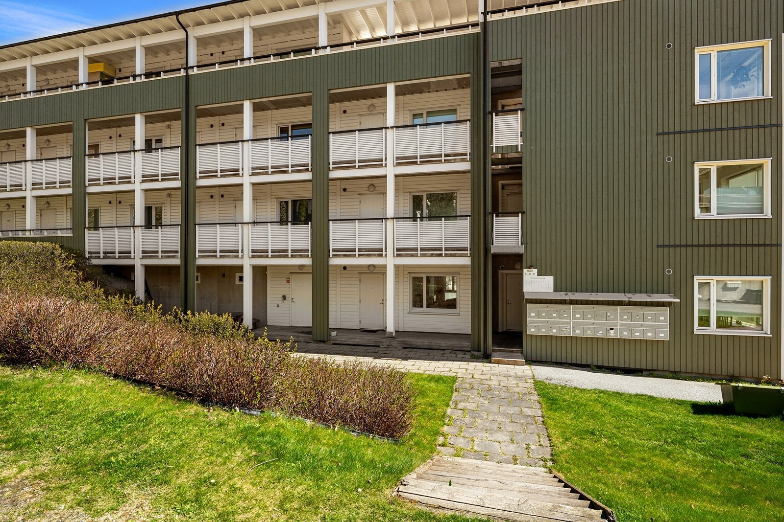 Her flytter du ikke bare inn i en sjarmerende leilighet, men også til et hyggelig, rolig og frodig nærområde. Galleribilde