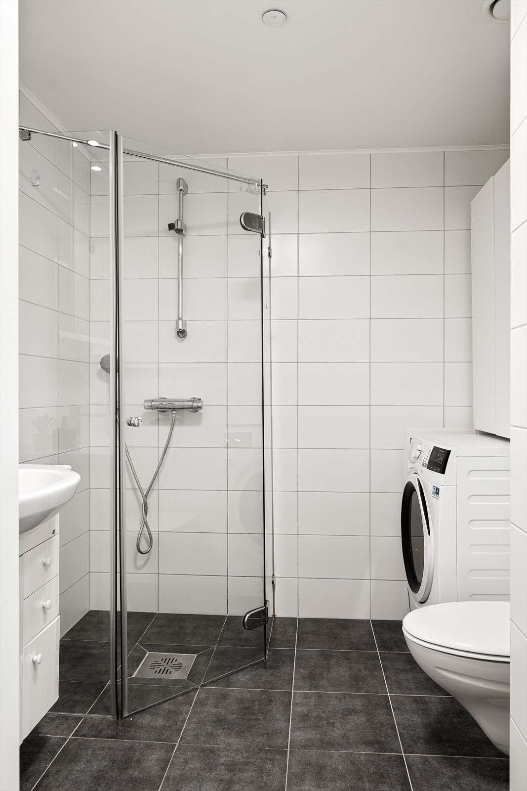Badet har også opplegg for vaskemaskin med praktisk overskap, samt gulvvarme. Galleribilde