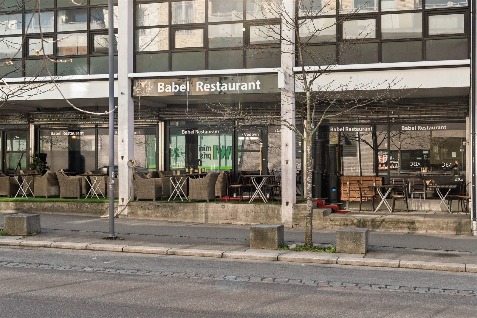 I tillegg til Strømmen storsenter, befinner det seg en rekke dagligvare, restauranter og kafeer i nærheten. Galleribilde