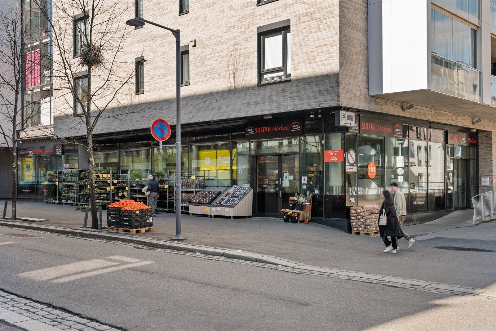 I tillegg til Strømmen storsenter, befinner det seg en rekke dagligvare, restauranter og kafeer i nærheten. Galleribilde