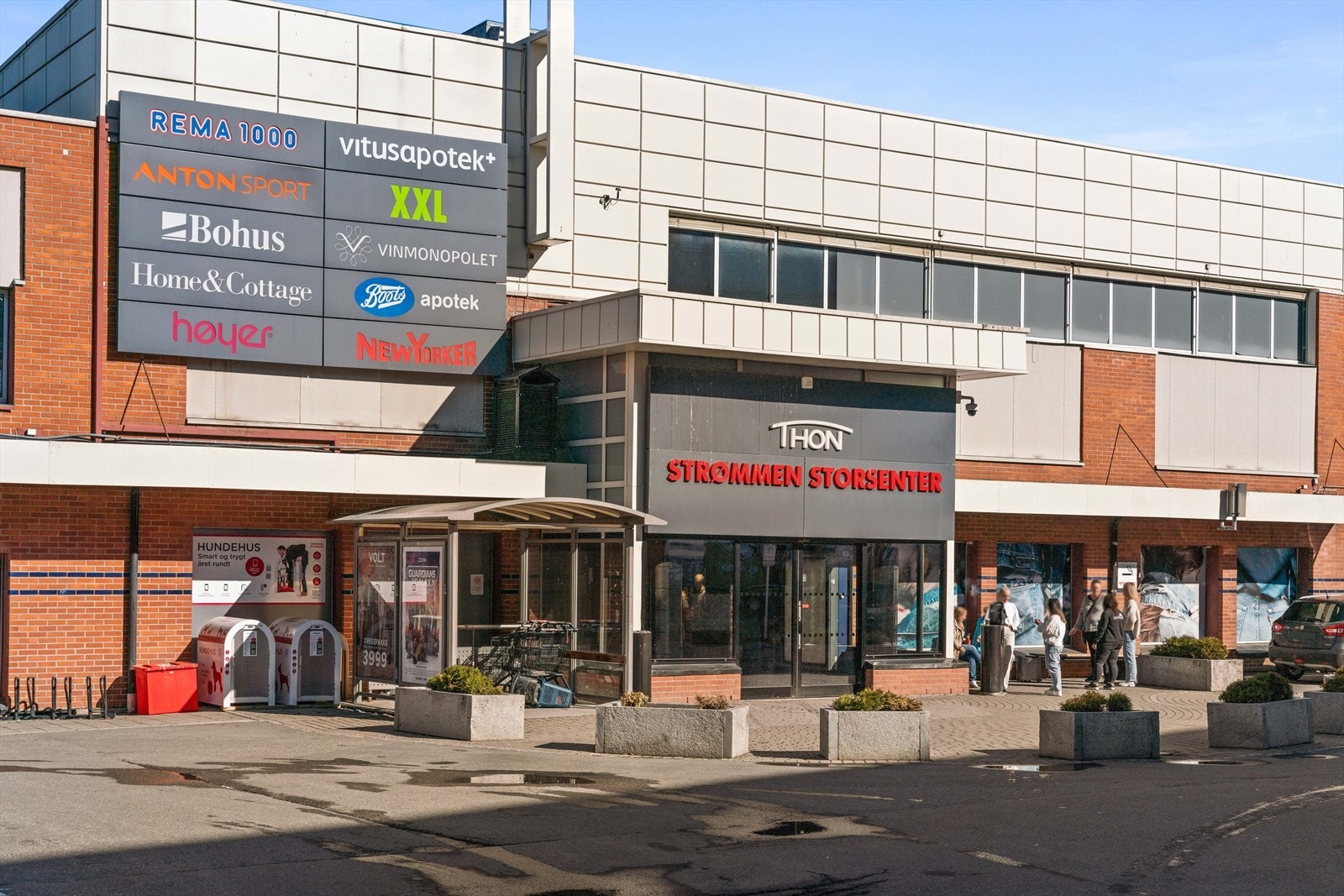 Strømmen Storsenter ligger like ved. Med sine mange butikker og virksomheter, skal det ikke stå på tilbudet. Galleribilde