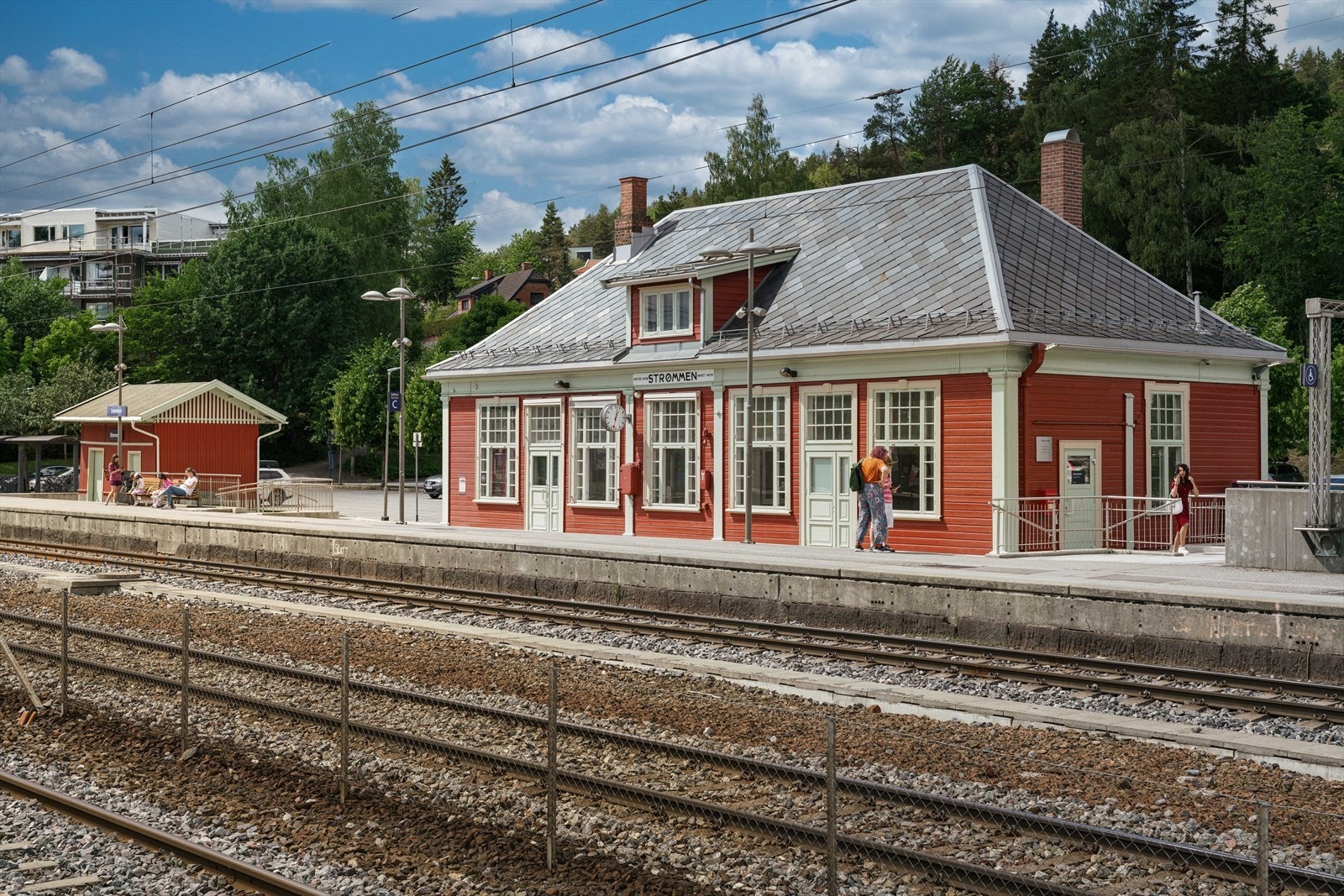 Både til Strømmen togstasjon og Strømmen busstasjon er det kort gange. Galleribilde