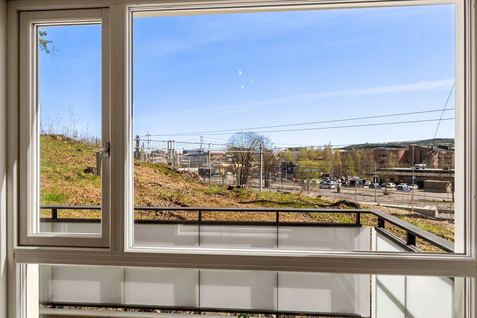 Leiligheten ligger i 1. etasje, men vender mot en gressplen som gir stue og balkong en skjermet følelse. Galleribilde