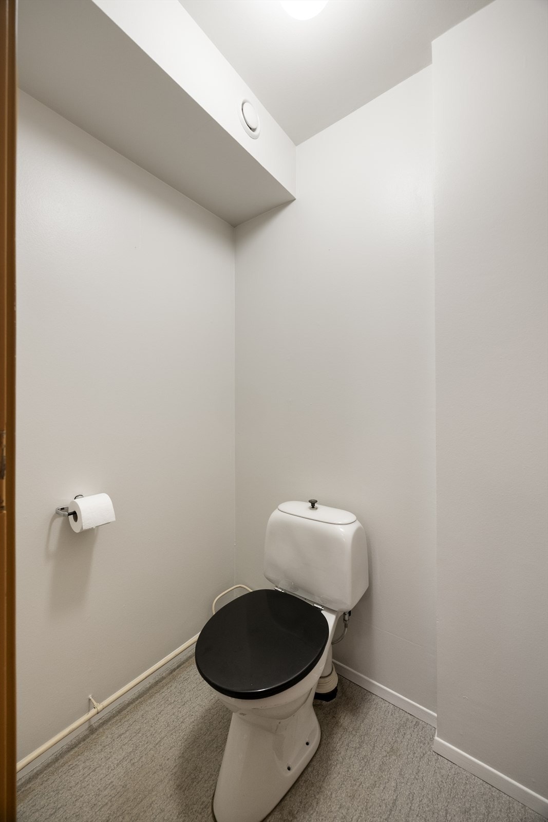 Separat toalettrom med adkomst fra badet. Hovedstoppekranen for vann er plassert her. Galleribilde