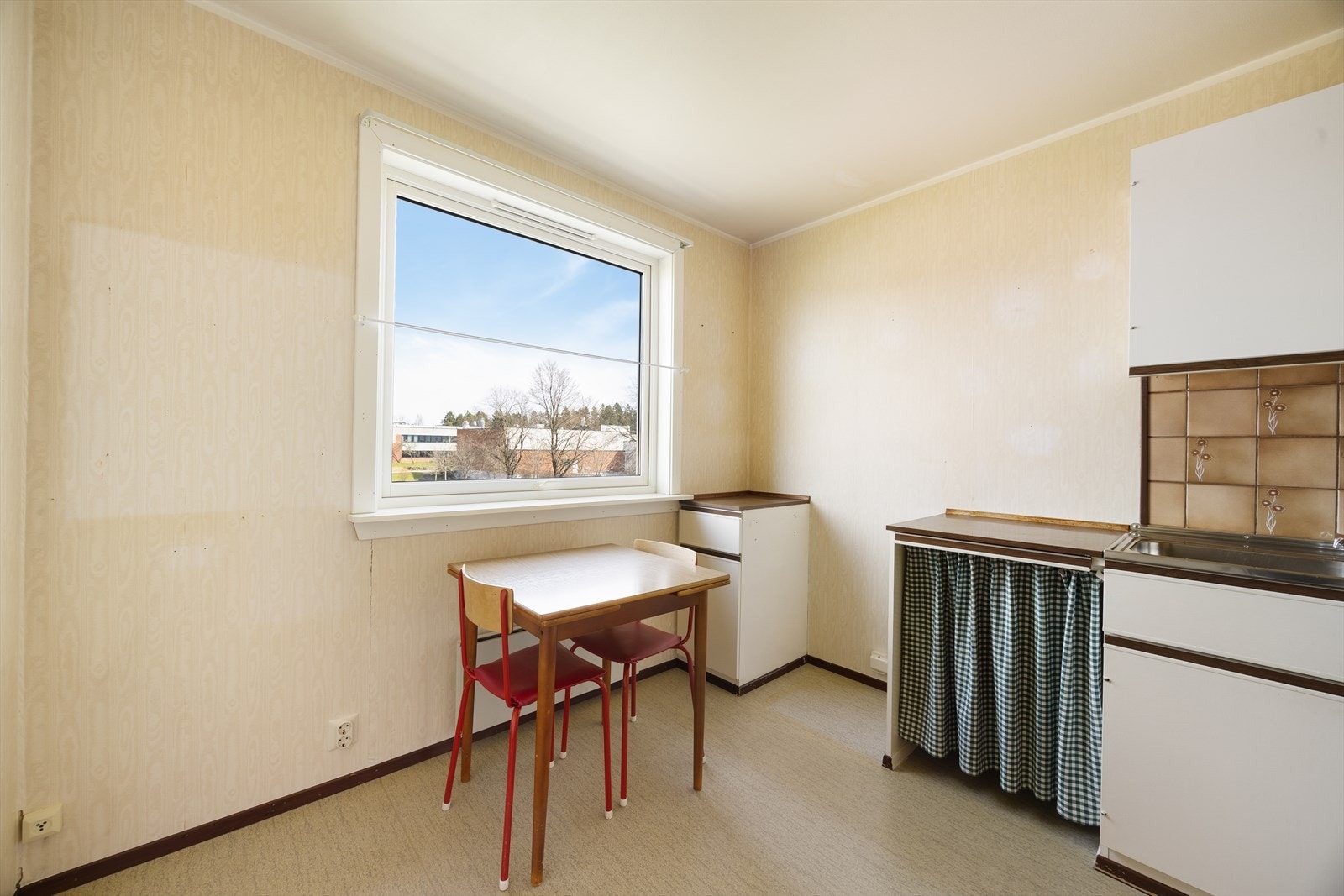 Det er avsatt plass til frittstående hvitevarer. Rommet har et moderniseringsbehov og er klart for en ny eiers visjon. Galleribilde
